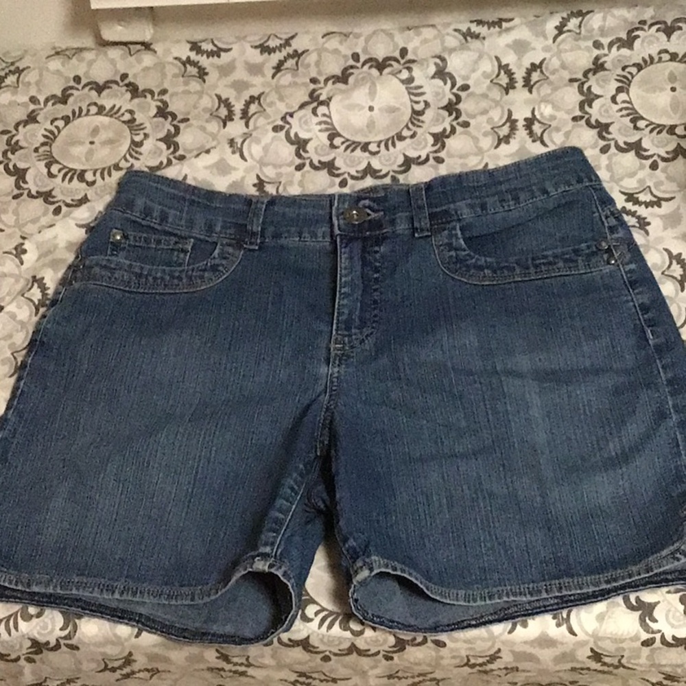 Jeans short Gloria Vanderbilt size 8 2 front and 2 back pockets